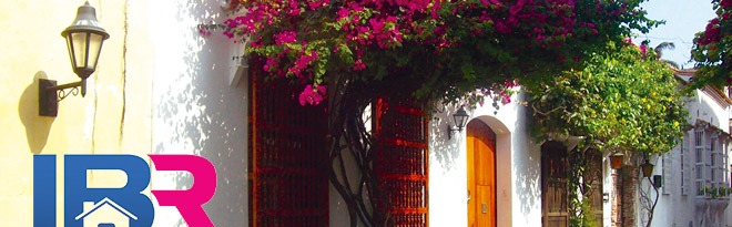 Calle del Centro Histórico de Cartagena con buganvilias